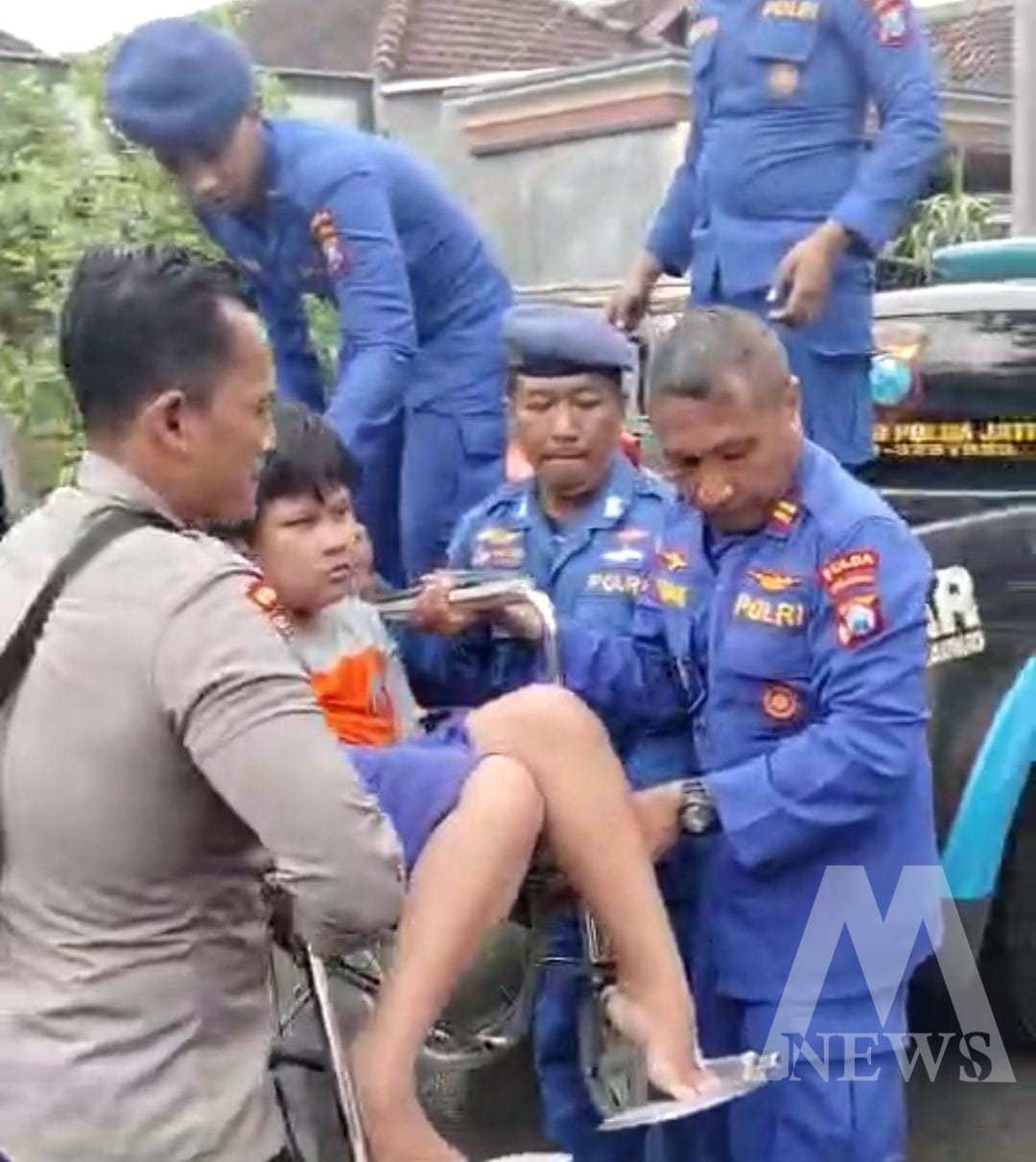 Ditpolairud Polda Jatim dan Polres Mojokerto ungsikan 3000 jiwa korban banjir