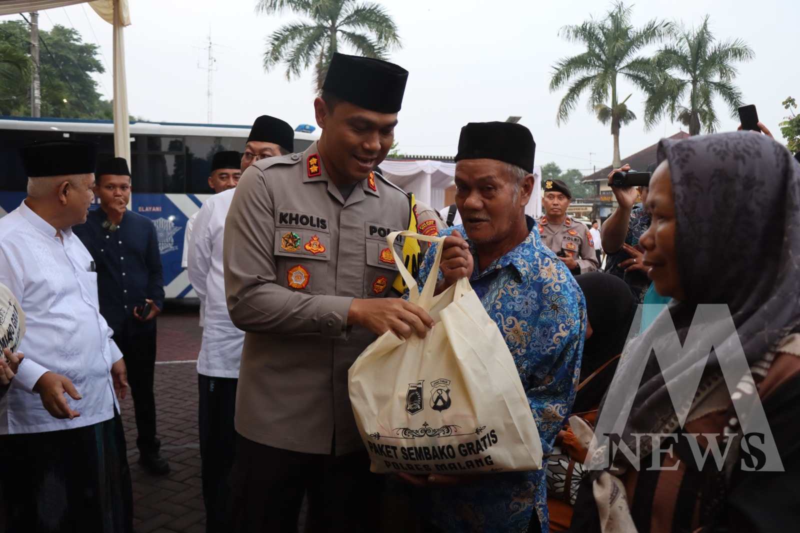 Kapolres Malang AKBP Putu Kholis Aryana berikan sembako ke keluarga pra sejahtera Jelang Ramadhan