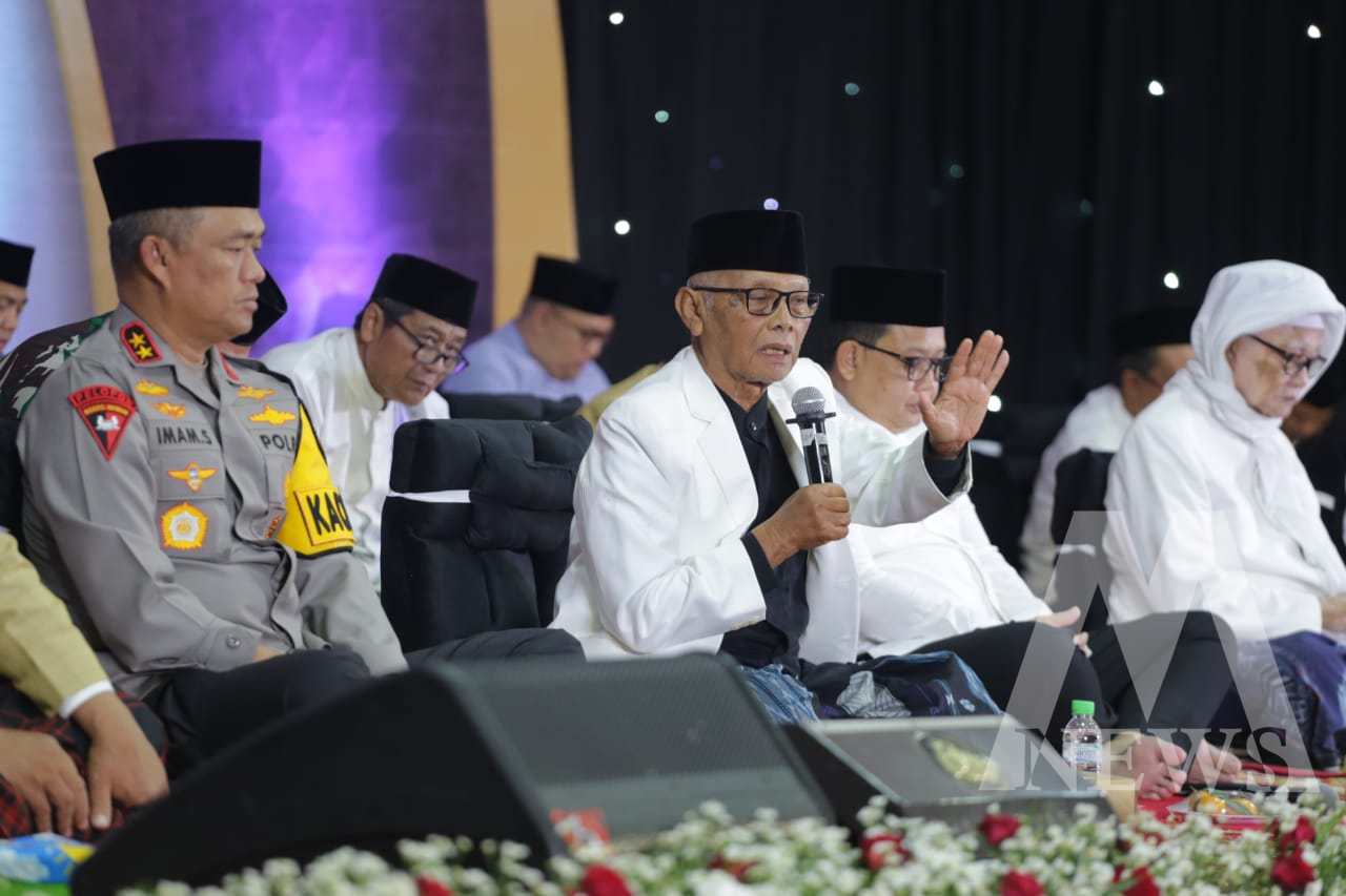 Kapolda Jatim Irjen Pol Drs. Imam Sugianto dan ketua MUI saat Istighotsah