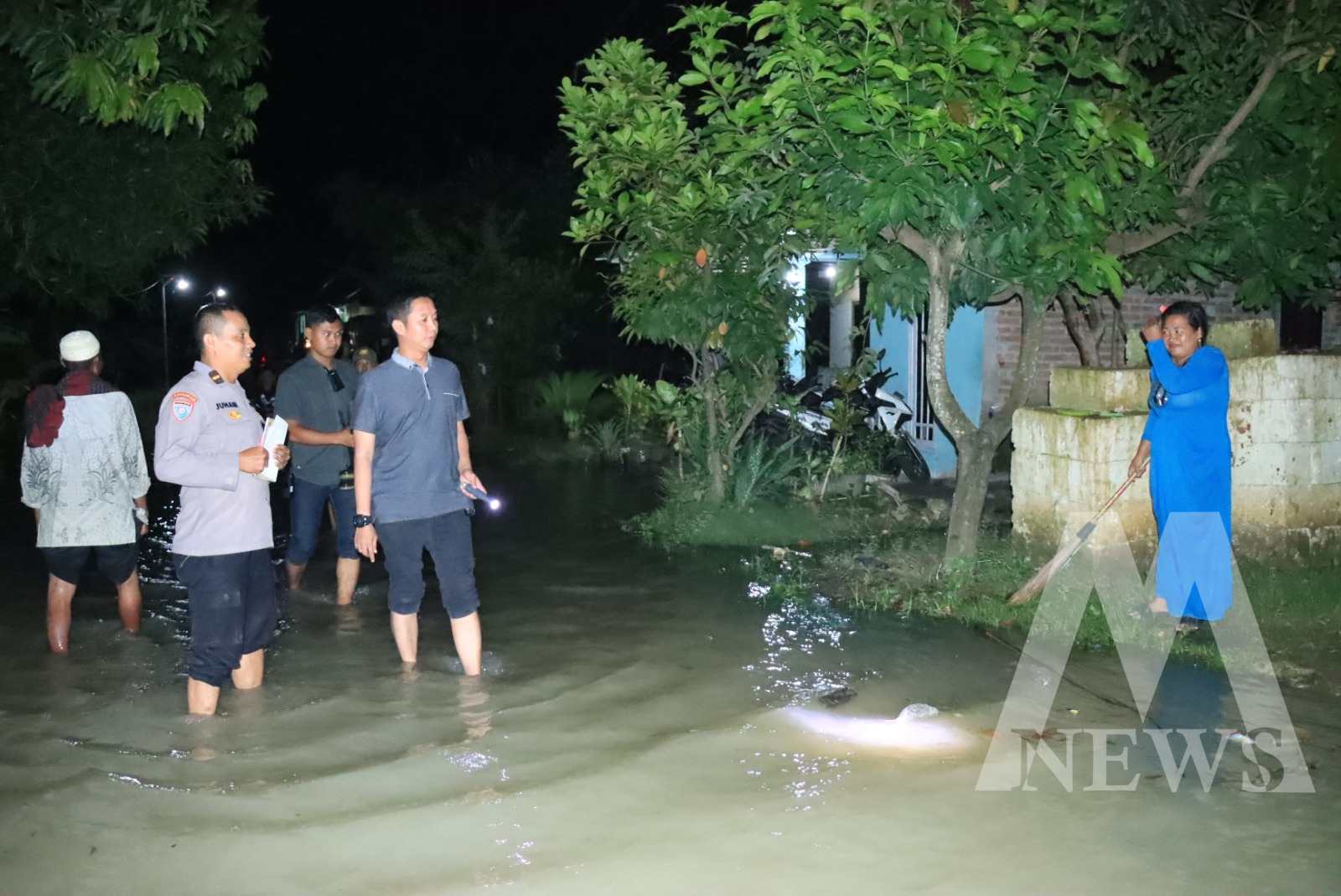 Kapolres Bojonegoro AKBP Mario Prahatinto tinjau lokasi banjir