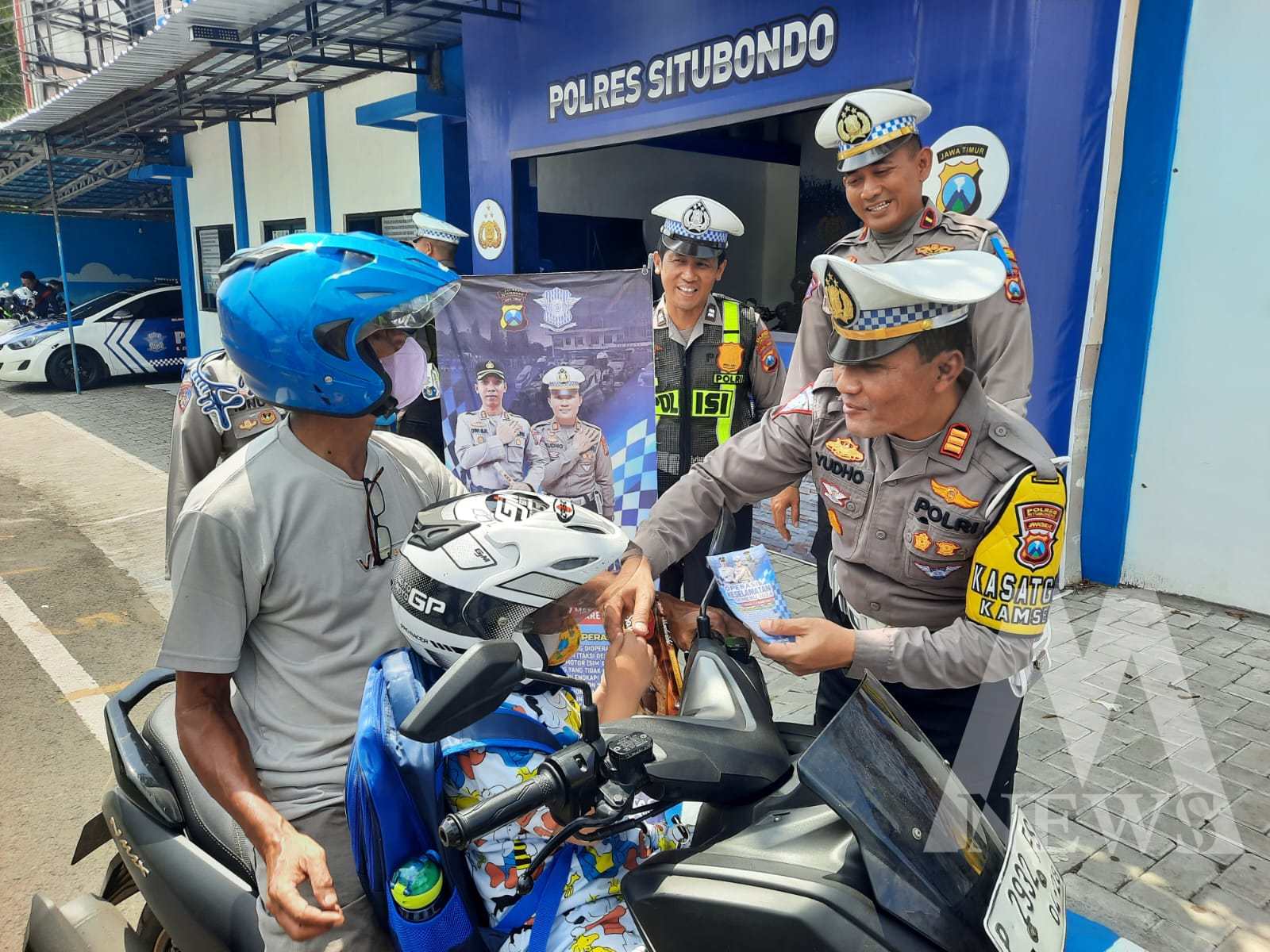 Kasat Lantas Polres Situbondo AKP Yudho apresiasi pengendara tertib lalin