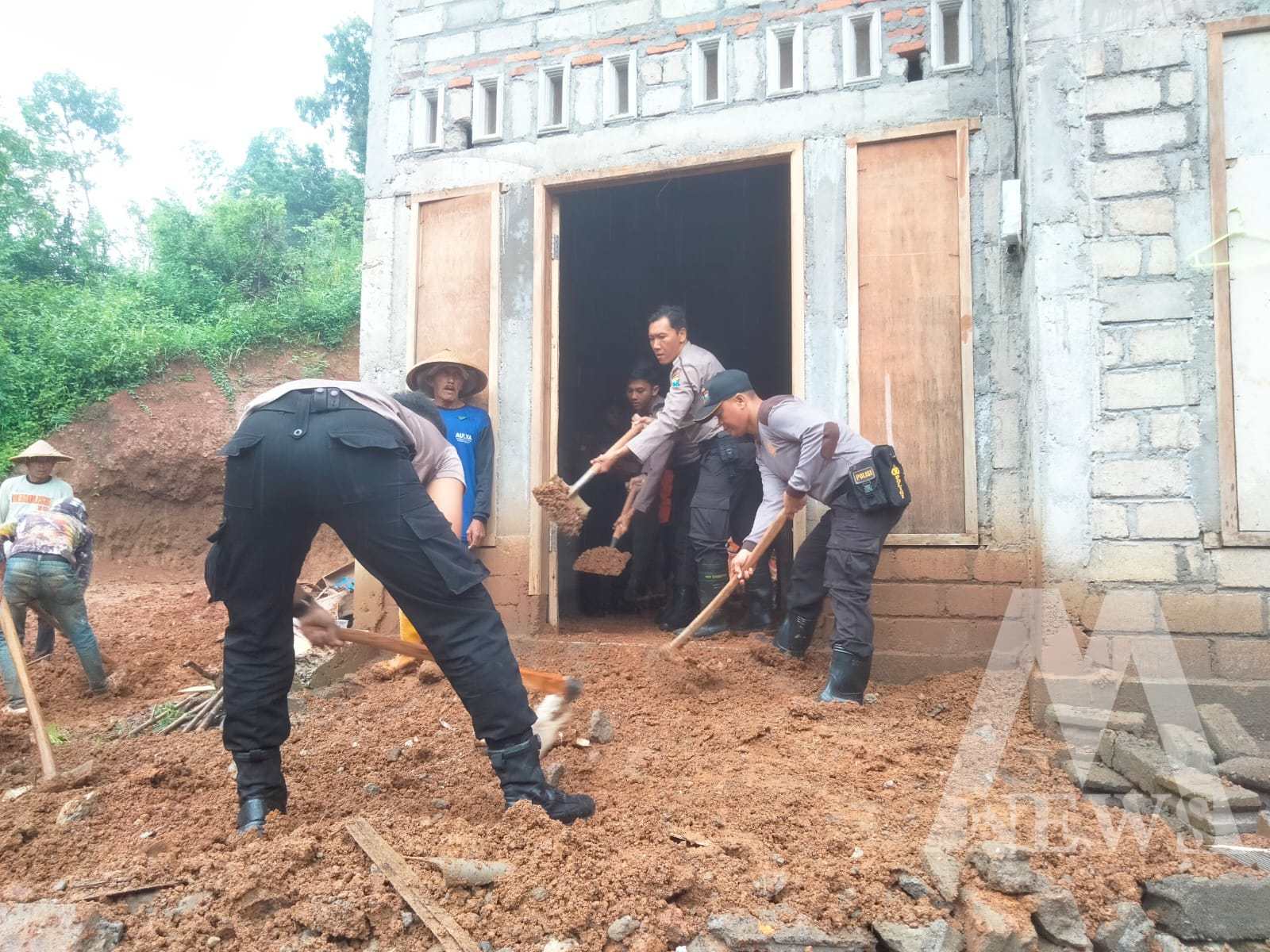 Polres Kediri Kota bantuan ke warga terdampak tanah longsor