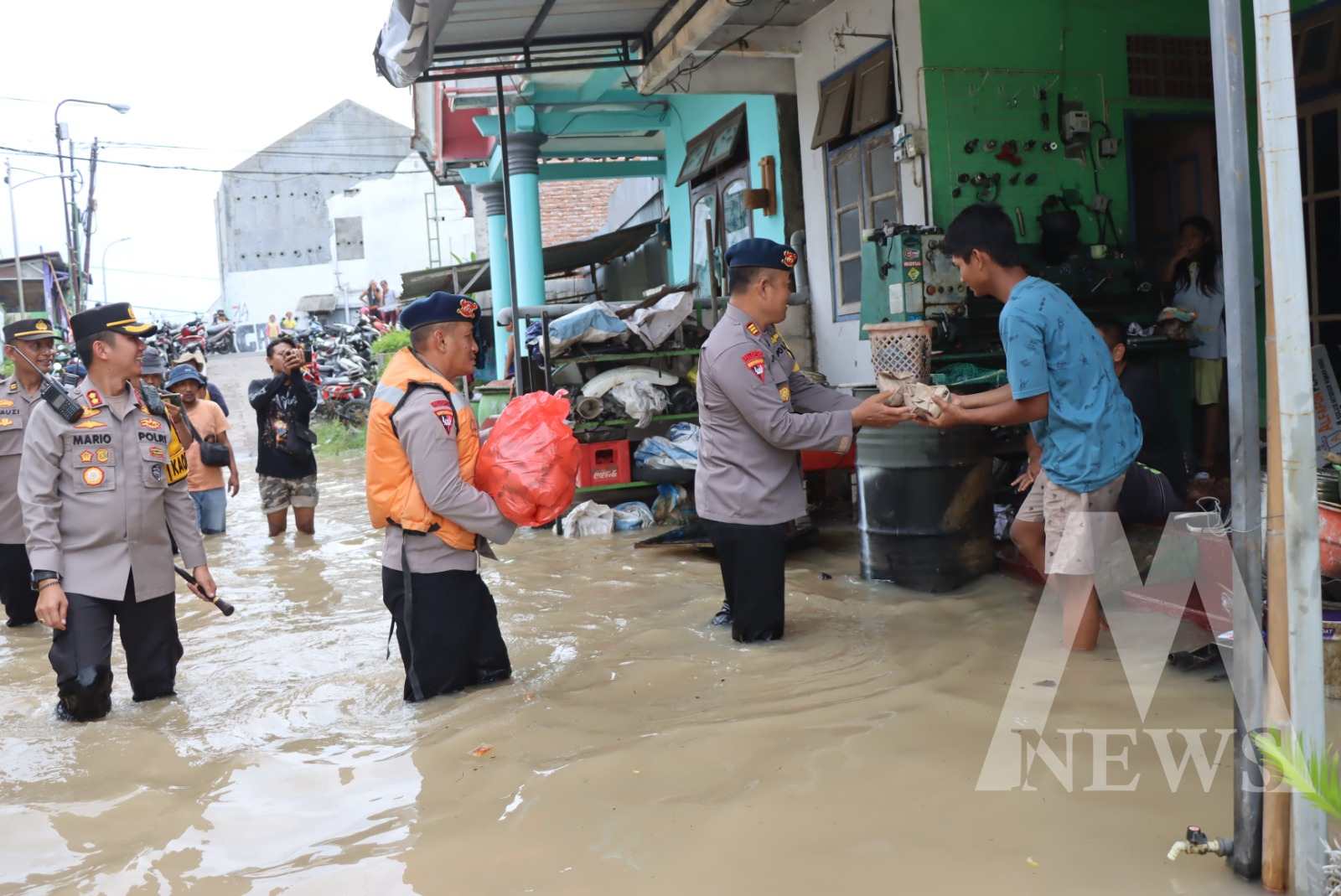 Kapolres Bojonegoro AKBP Mario Prahatinto Beri kunjungi lokasi banjir dan bagi 3.000 nasi bungkus