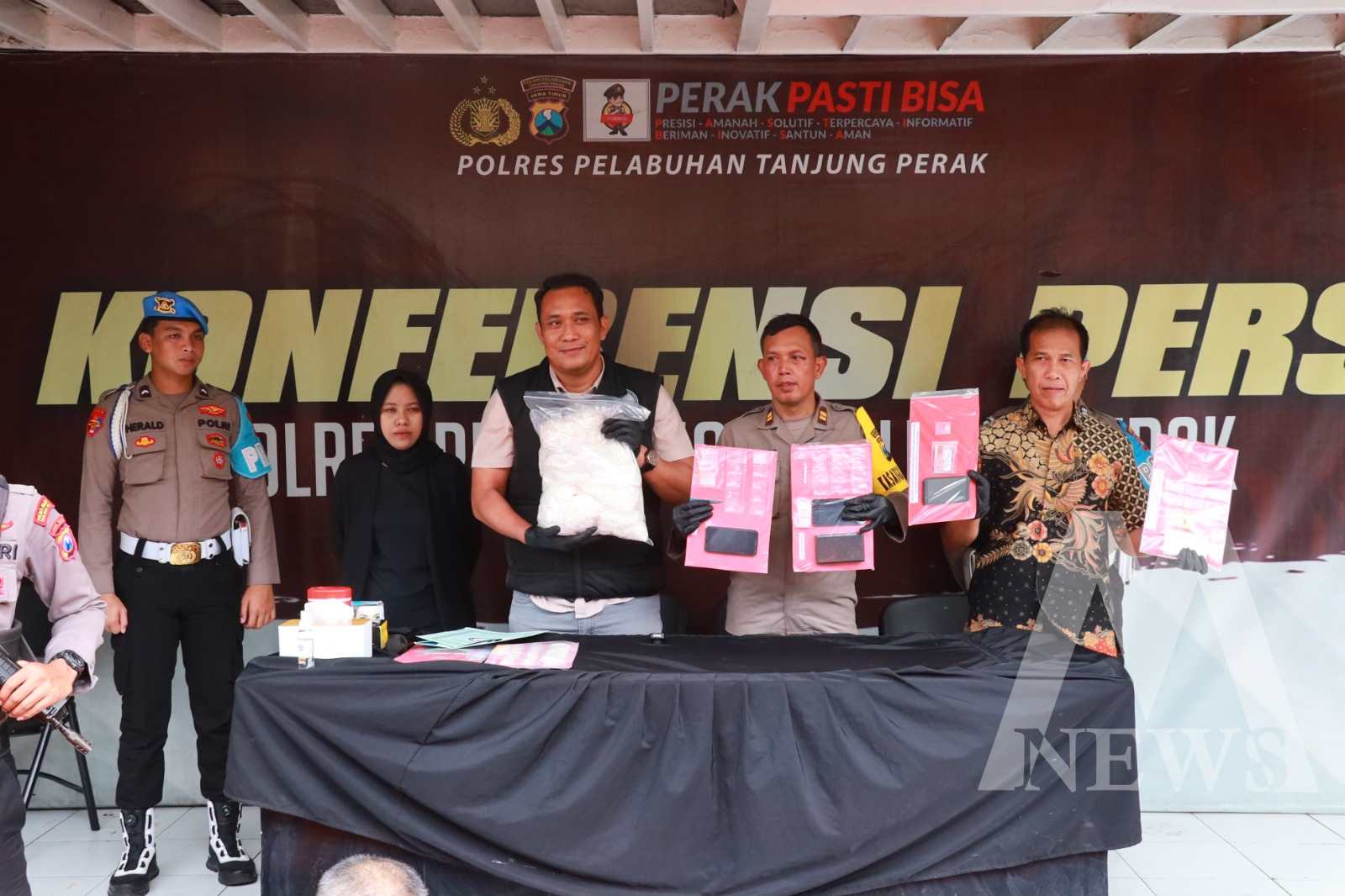 Kasat Resnarkoba Polres Pelabuhan Tanjung Perak Surabaya AKP Khusen didampingi Kasi Humas Polres Pelabuhan Tanjung Perak Iptu Suroto