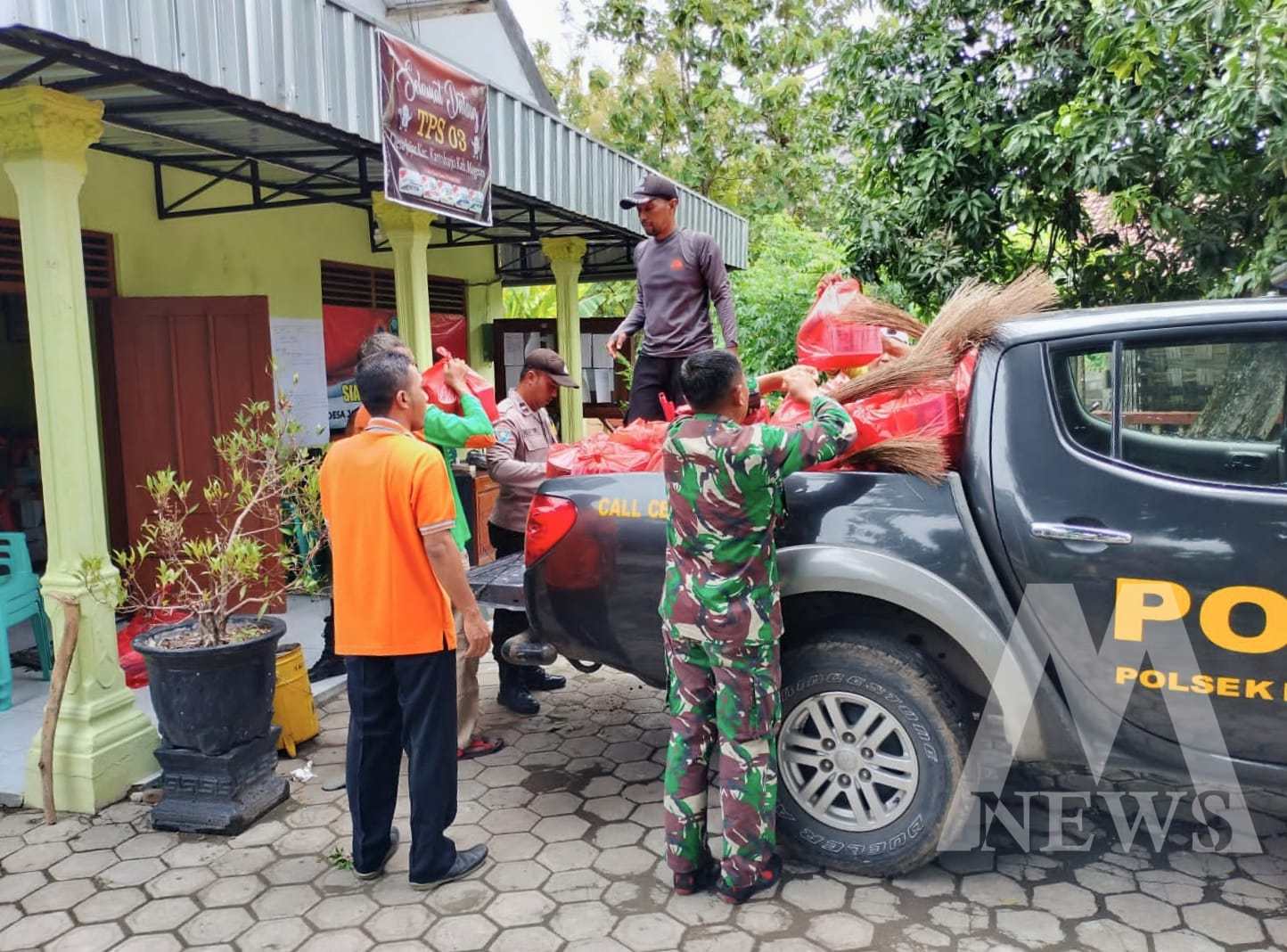 Anggota TNI Polri beri bantuan warga terdampak banjir