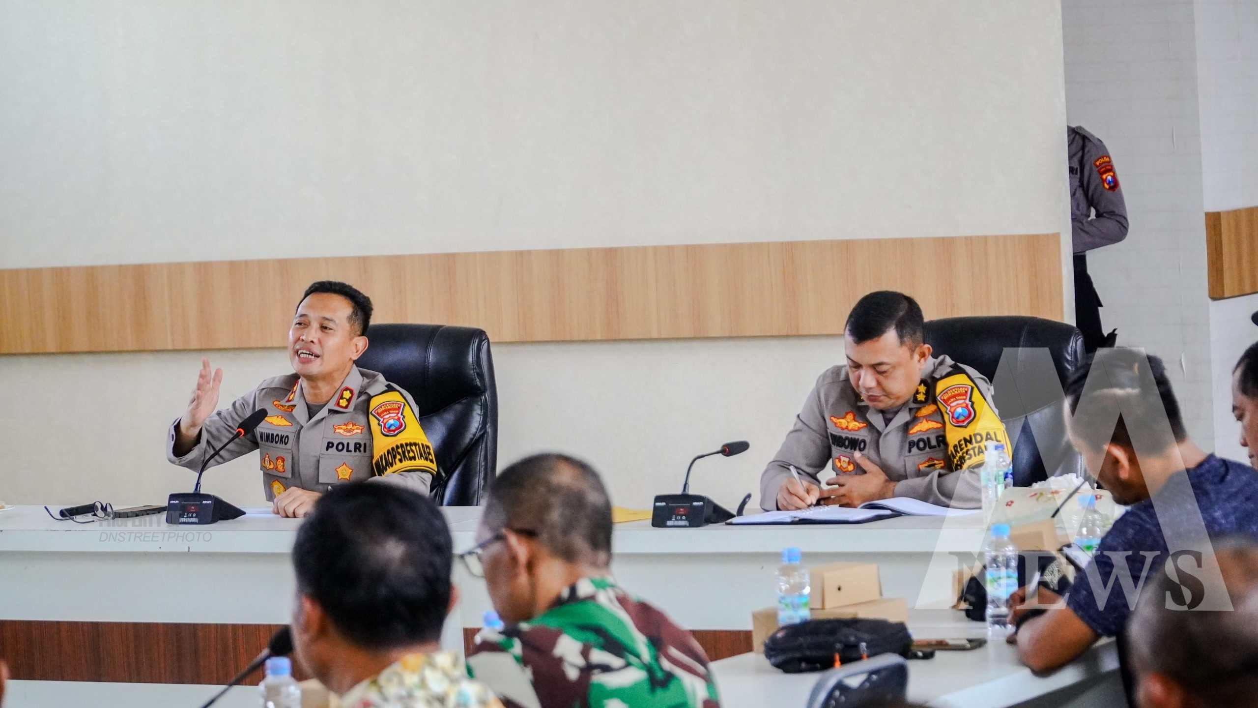 Wakapolrestabes Surabaya AKBP Wimboko pimpin rapat koordinasi pengamanan Sepakbola