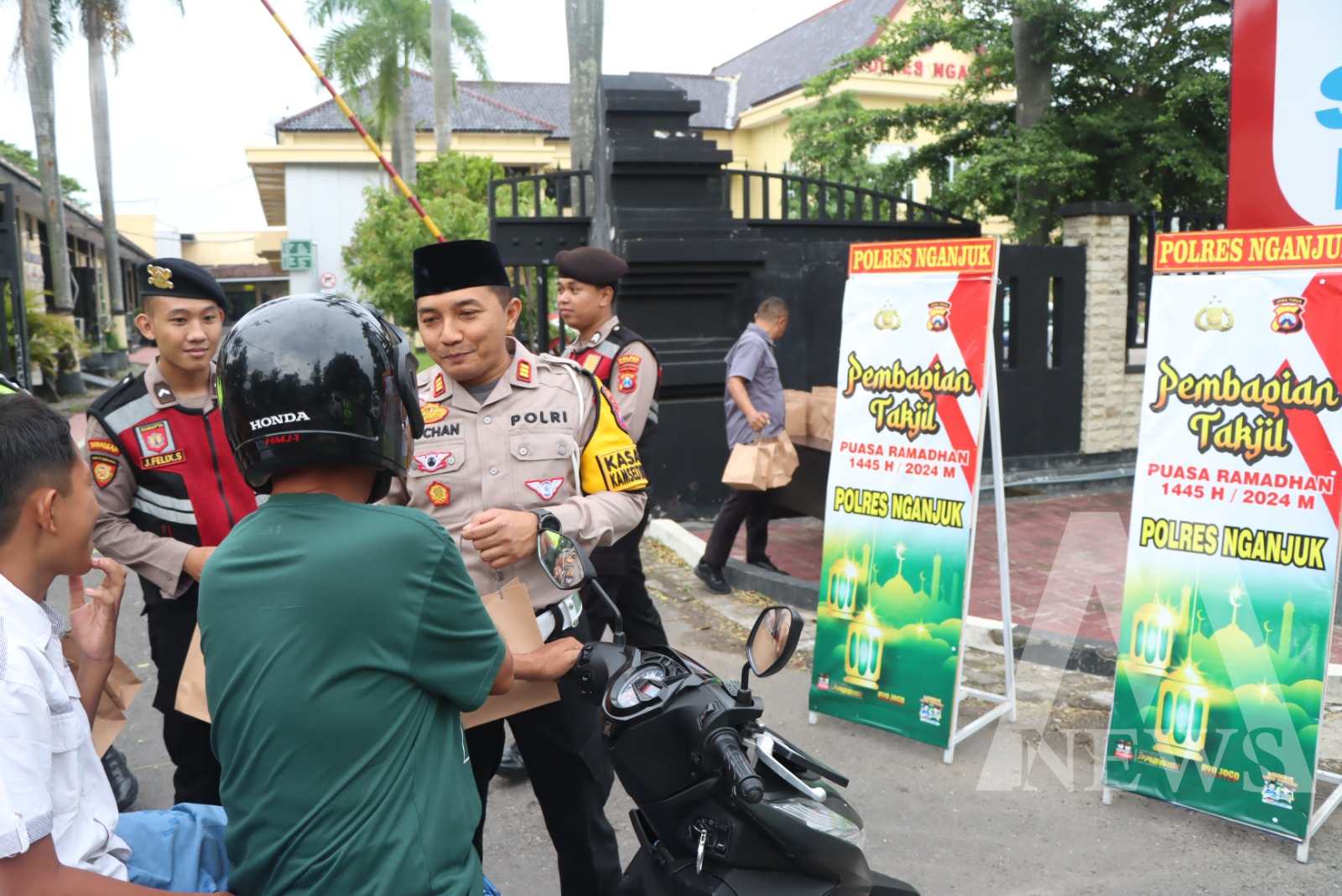 Polres Nganjuk bagikan takjil ke pengguna jalan