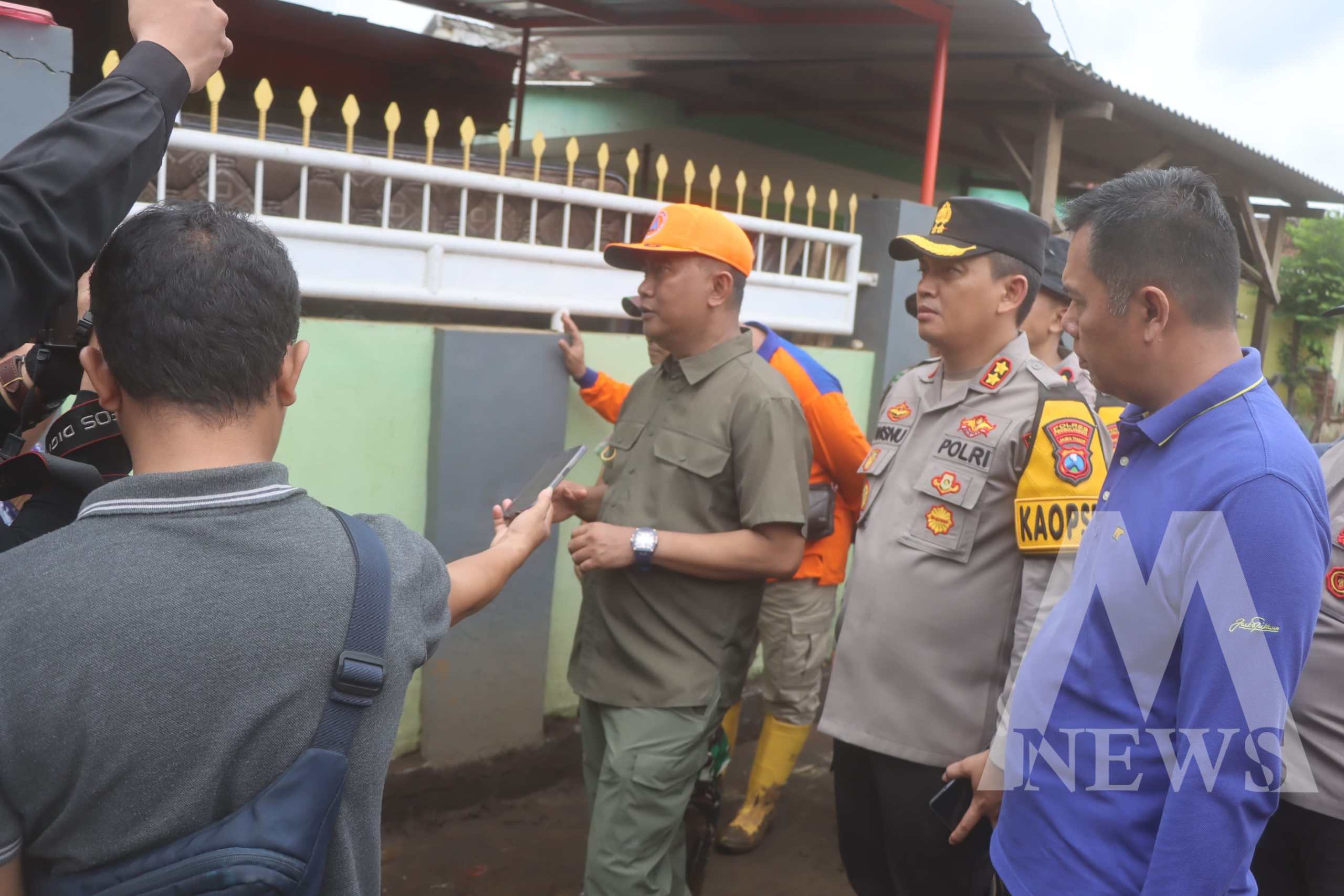 Kapolres Probolinggo AKBP Wisnu Wardana tinjau lokasi pembersihan lumpur