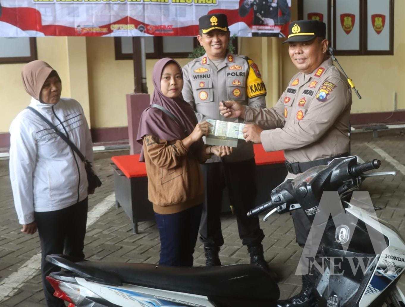 Kapolres Probolinggo AKBP Wisnu Wardana didampingi Kapolsek Lumbang kembalikan motor ke pemilik