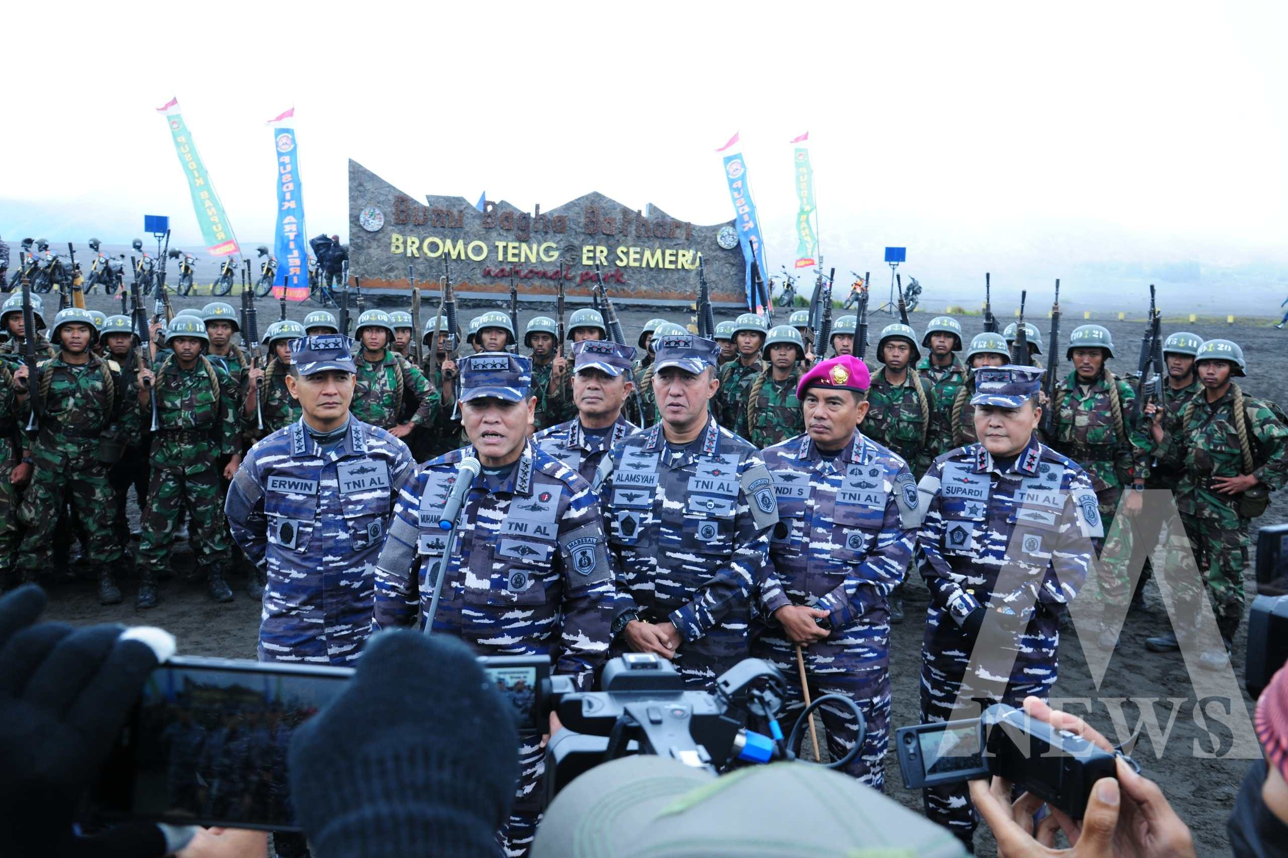 Dankodiklatal Letjen TNI Marinir Nur Alamsyah Dampingi Kasal Laksamana TNI Dr. Muhammad Ali Lepas Limed Siswa Dikko Marinir