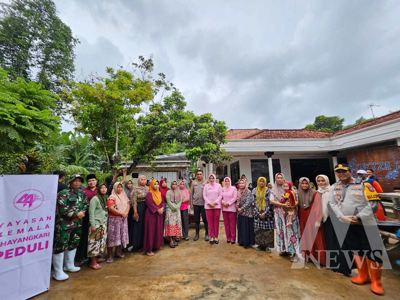 Kapolres Bangkalan AKBP Febri Isman Jaya dan Bhayangkari Bansos ke warga terdampak banjir