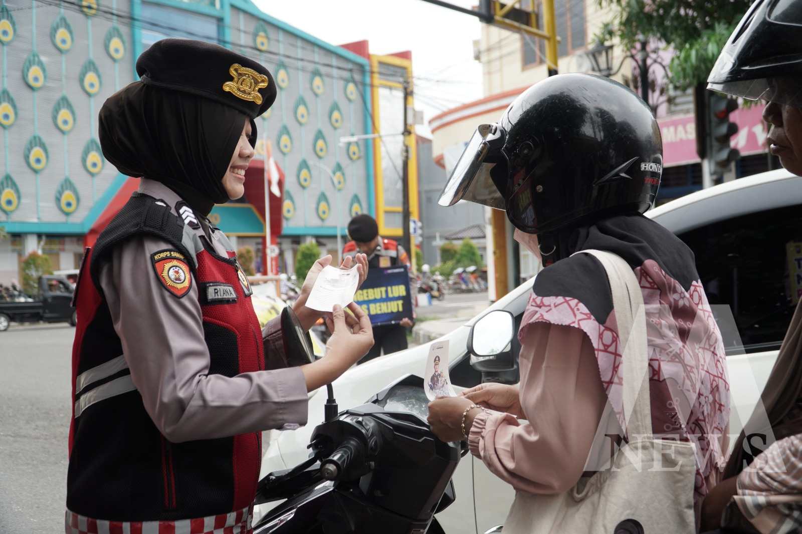 Polres Ponorogo beri helm gratis ke pengendara di Operasi Keselamatan Semeru 2024