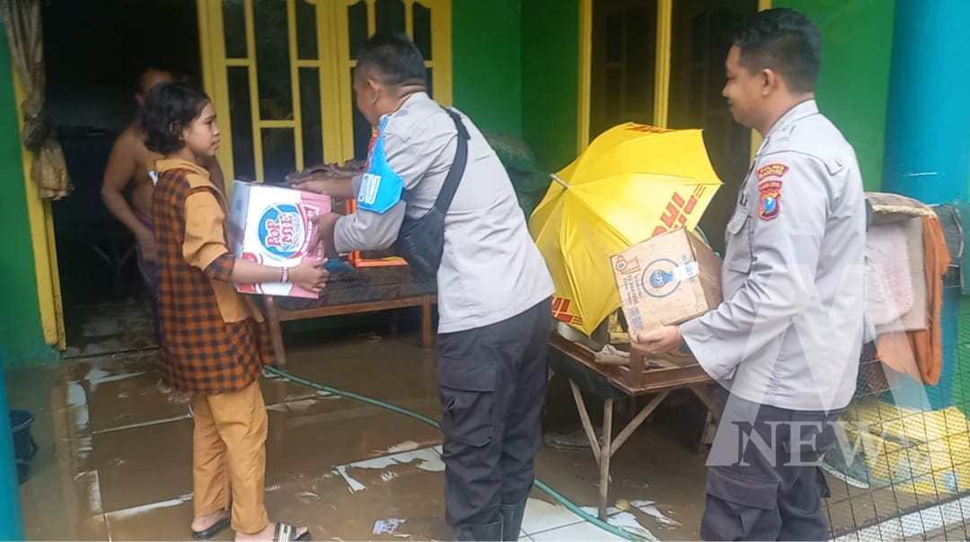 Anggota Polres Sampang bagikan sembako ke warga terdampak banjir