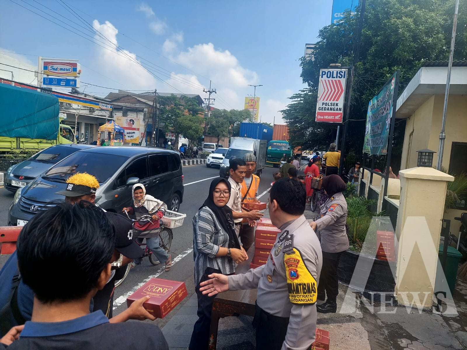 Polsek Gedangan Sidoarjo bagikan Takjil ke pengendara motor 