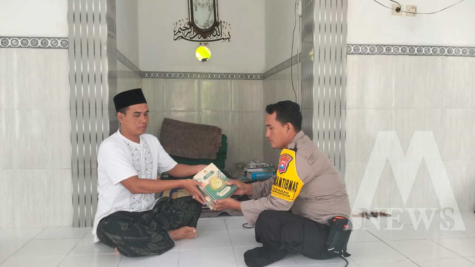 Polres Pamekasan bagikan Al-Qur’an ke Ponpes dan masjid 