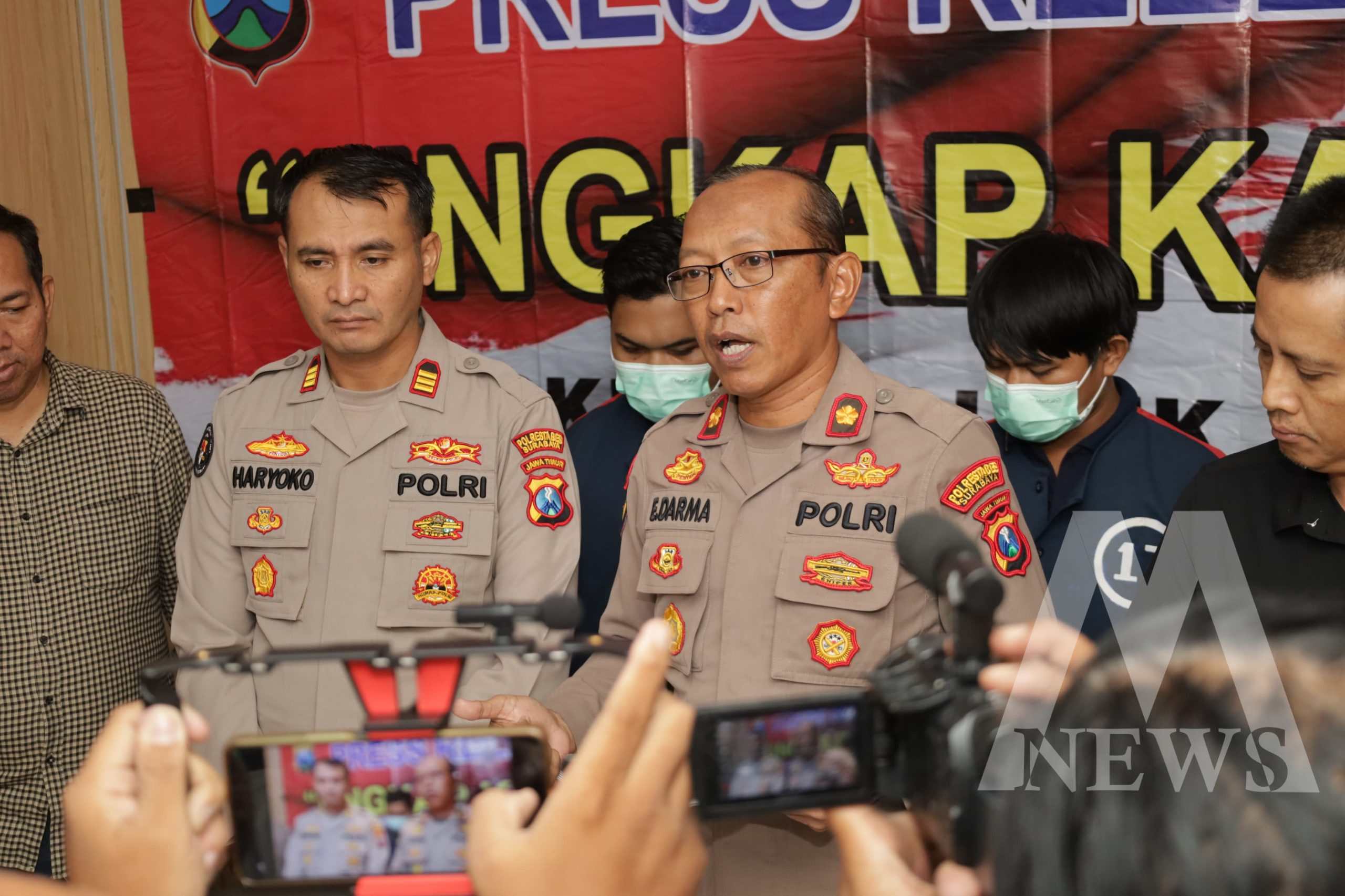 Kapolsek Gubeng Kompol Eko Sudarmanto didampingi Kasi Humas Polrestabes Surabaya AKP Haryoko