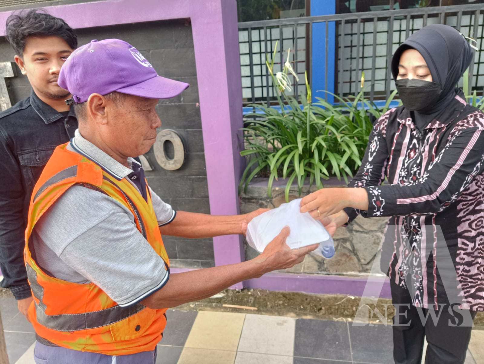 Satresnarkoba Polres Bojonegoro bagi Takjil