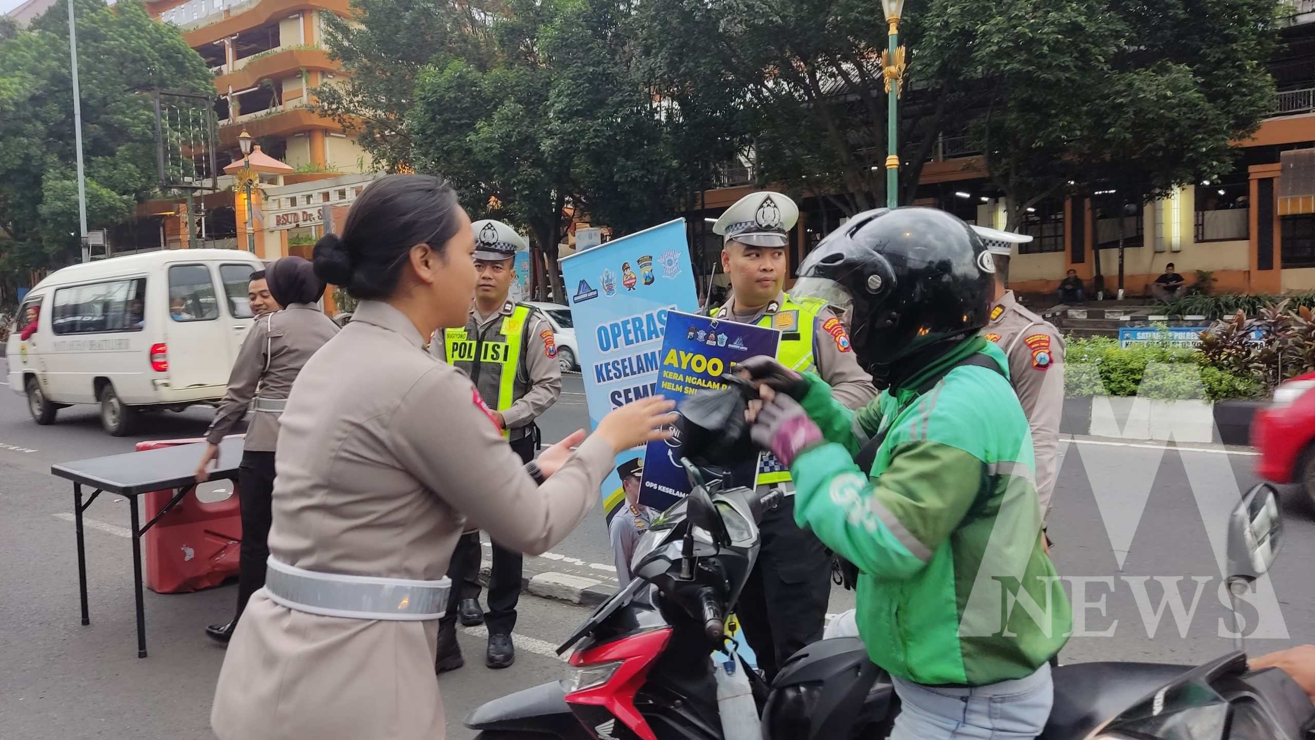 Satlantas Polresta Malang Kota berbagi takjil ajak pengendara Tertib Lalin