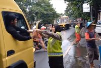 Satlantas Polres Tanjung Perak bagikan Takjil di Ramadhan Berkah