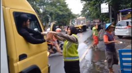 Satlantas Polres Tanjung Perak bagikan Takjil di Ramadhan Berkah