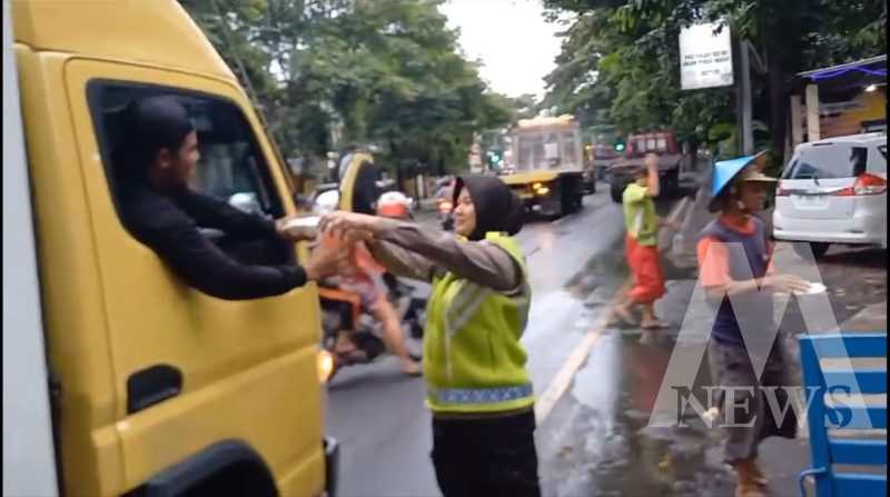 Satlantas Polres Tanjung Perak bagikan Takjil di Ramadhan Berkah