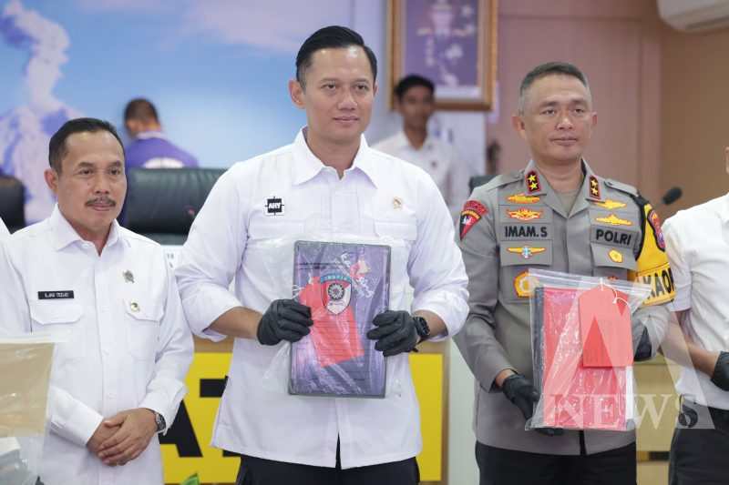 Kapolda Jatim Irjen Pol Drs. Imam Sugianto bersama Menteri Agraria dan Tata Ruang/Kepala Badan Pertanahan Nasional (ATR/BPN) Agus Harimurti Yudhoyono