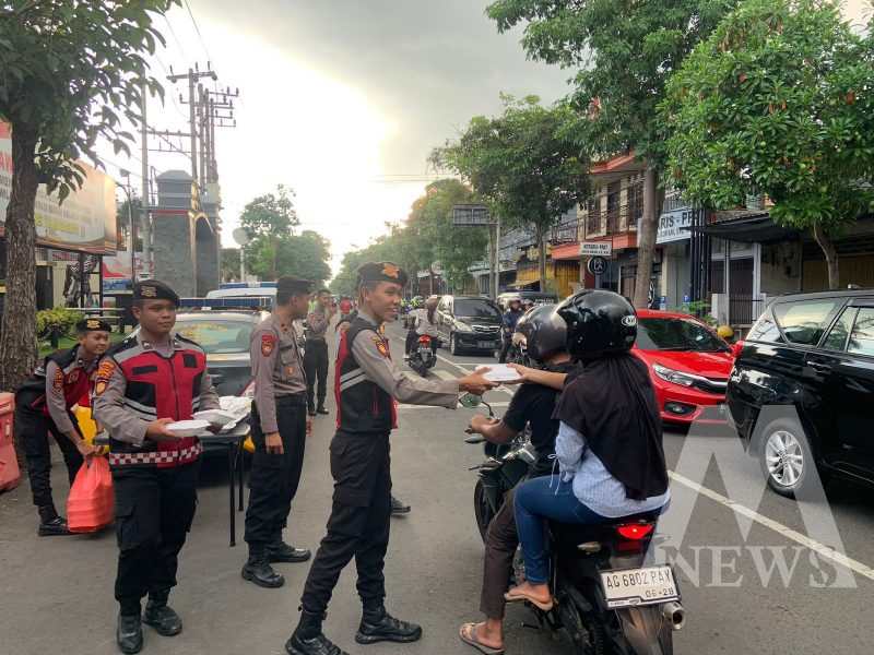 Polres Tulungagung berbagi takjil berkah ramadhan