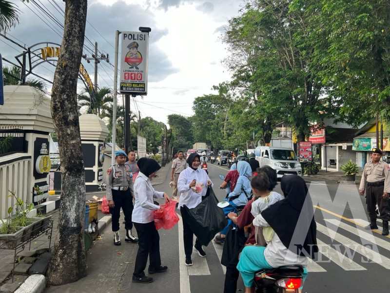 Polres Malang berbagi takjil ke pengguna jalan