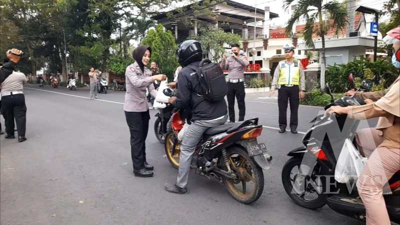 Satlantas Polres Bondowoso Berbagi Takjil