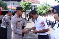 Kapolres Ponorogo AKBP Anton Prasetyo bagi kartu BPJS ketenagakerjaan