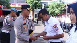 Kapolres Ponorogo AKBP Anton Prasetyo bagi kartu BPJS ketenagakerjaan