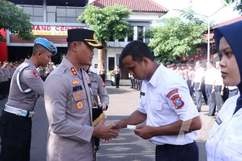 Kapolres Ponorogo AKBP Anton Prasetyo bagi kartu BPJS ketenagakerjaan