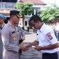 Kapolres Ponorogo AKBP Anton Prasetyo bagi kartu BPJS ketenagakerjaan