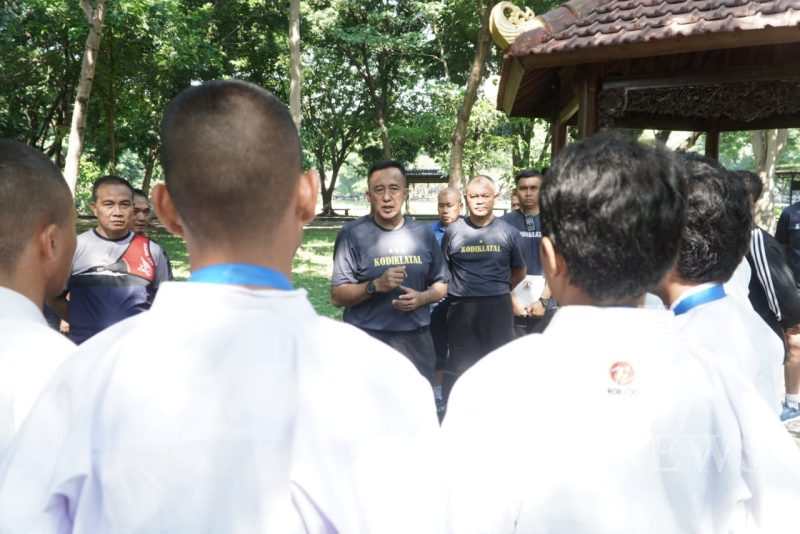 Dankodiklatal Letjen TNI Marinir Nur Alamsyah beri pengarahan atlet karate