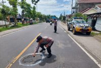 Satlantas Polres Nganjuk tandai jalan berlubang dengan cat putih