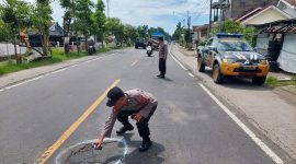 Satlantas Polres Nganjuk tandai jalan berlubang dengan cat putih