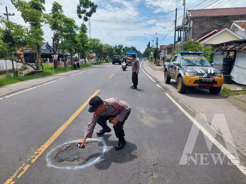 Satlantas Polres Nganjuk tandai jalan berlubang dengan cat putih