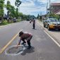 Satlantas Polres Nganjuk tandai jalan berlubang dengan cat putih