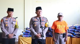 Wakapolres Tanjung Perak Kompol Ari Bayuaji didampingi Kapolsek Kenjeran Kompol Ardi Purboyo