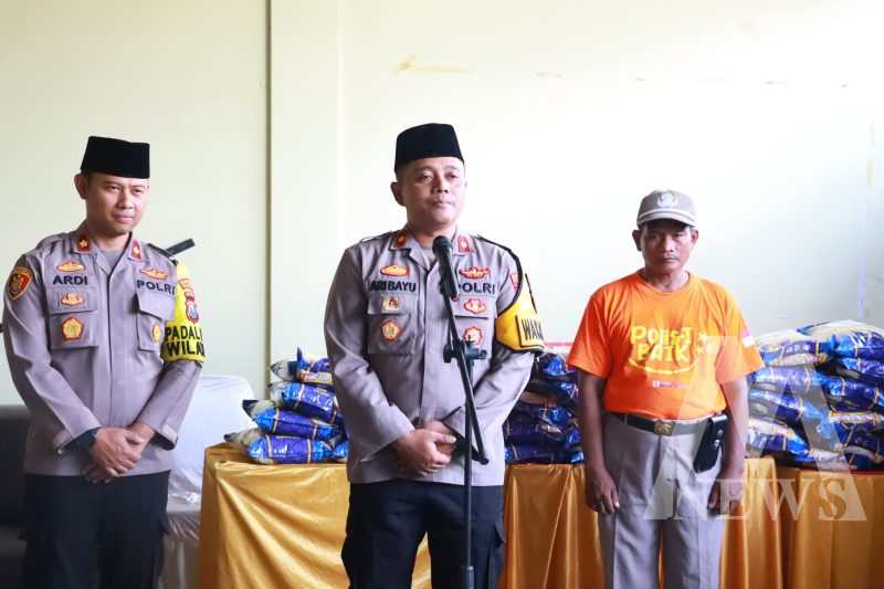 Wakapolres Tanjung Perak Kompol Ari Bayuaji didampingi Kapolsek Kenjeran Kompol Ardi Purboyo