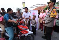 Kapolres Bojonegoro AKBP Mario Prahatinto dan Ketua PYKB Cabang Bojonegoro Ny. Nea Mario bagikan takjil