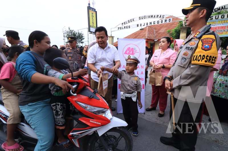 Kapolres Bojonegoro AKBP Mario Prahatinto dan Ketua PYKB Cabang Bojonegoro Ny. Nea Mario bagikan takjil