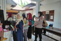 Polwan Polres Mojokerto bantu sukseskan posyandu
