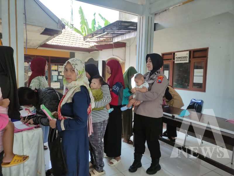 Polwan Polres Mojokerto bantu sukseskan posyandu