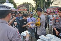 Kapolres Situbondo AKBP Dwi Sumrahadi Rakhmanto bagi takjil