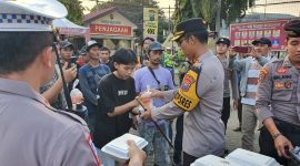 Kapolres Situbondo AKBP Dwi Sumrahadi Rakhmanto bagi takjil