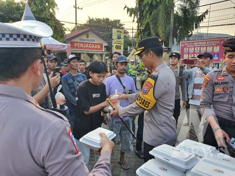 Kapolres Situbondo AKBP Dwi Sumrahadi Rakhmanto bagi takjil
