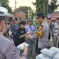 Kapolres Situbondo AKBP Dwi Sumrahadi Rakhmanto bagi takjil