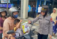 Polwan Polres Bojonegoro bagi takjil