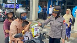 Polwan Polres Bojonegoro bagi takjil